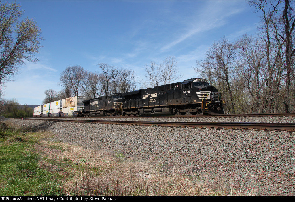 NS 8170 takes a train East